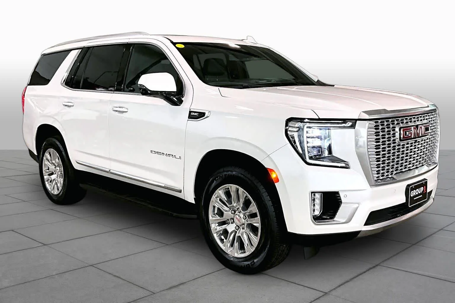 Used 2024 White Frost Tricoat GMC Denali image 3