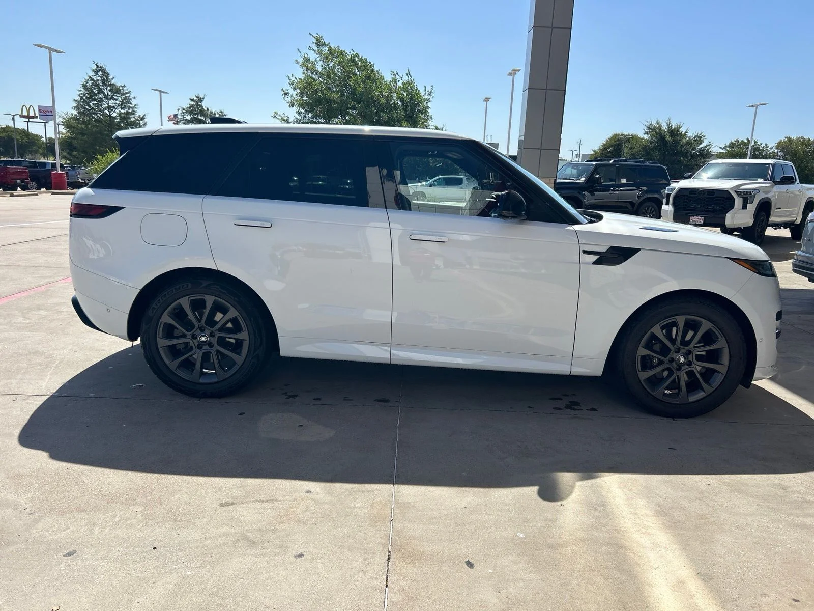 Used 2024 White Land Rover Dynamic SE image 7