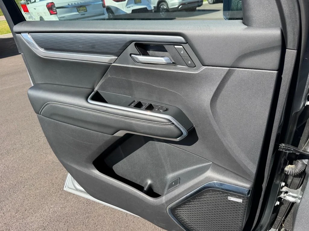 Used 2025 Silver GMC Elevation image 22