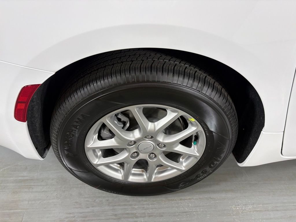 New 2027 Bright White Clear-Coat Exterior Paint Chrysler Select image 10