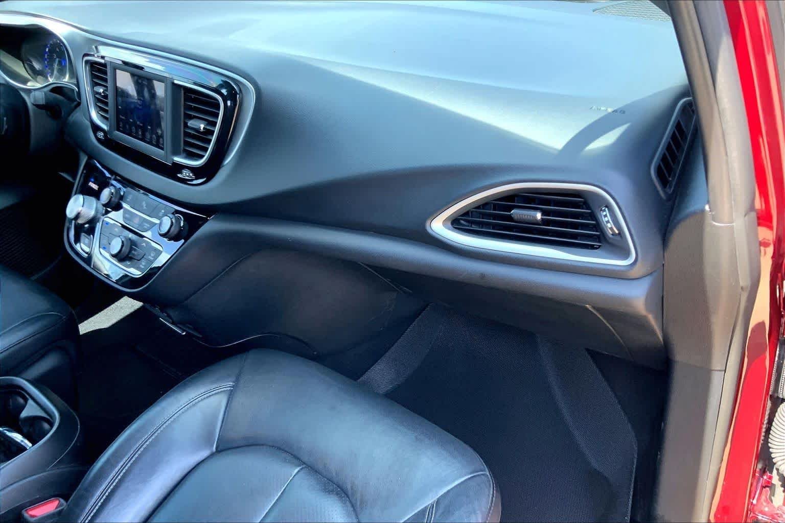Used 2020 Velvet Red Pearlcoat Chrysler Touring L image 19