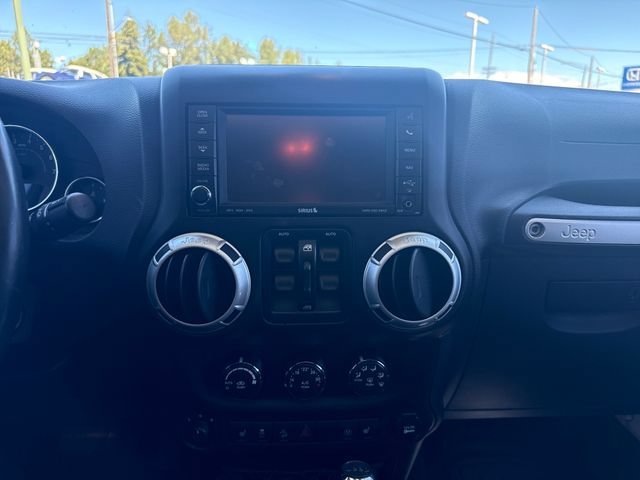 Used 2014 Bright White Clearcoat Jeep Rubicon image 22