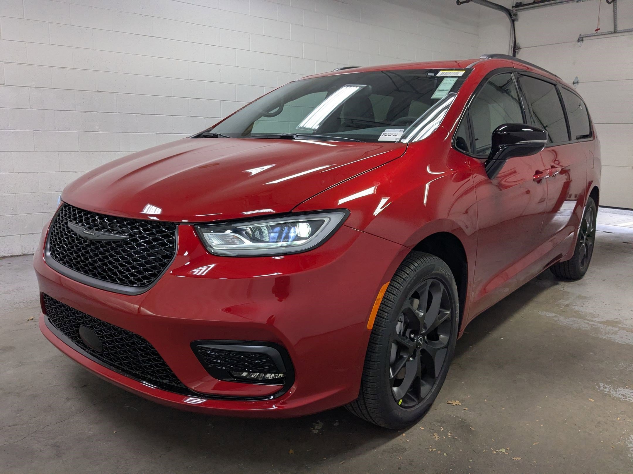 New 2026 Red Hot Pearl-Coat Exterior Paint Chrysler Select image 9