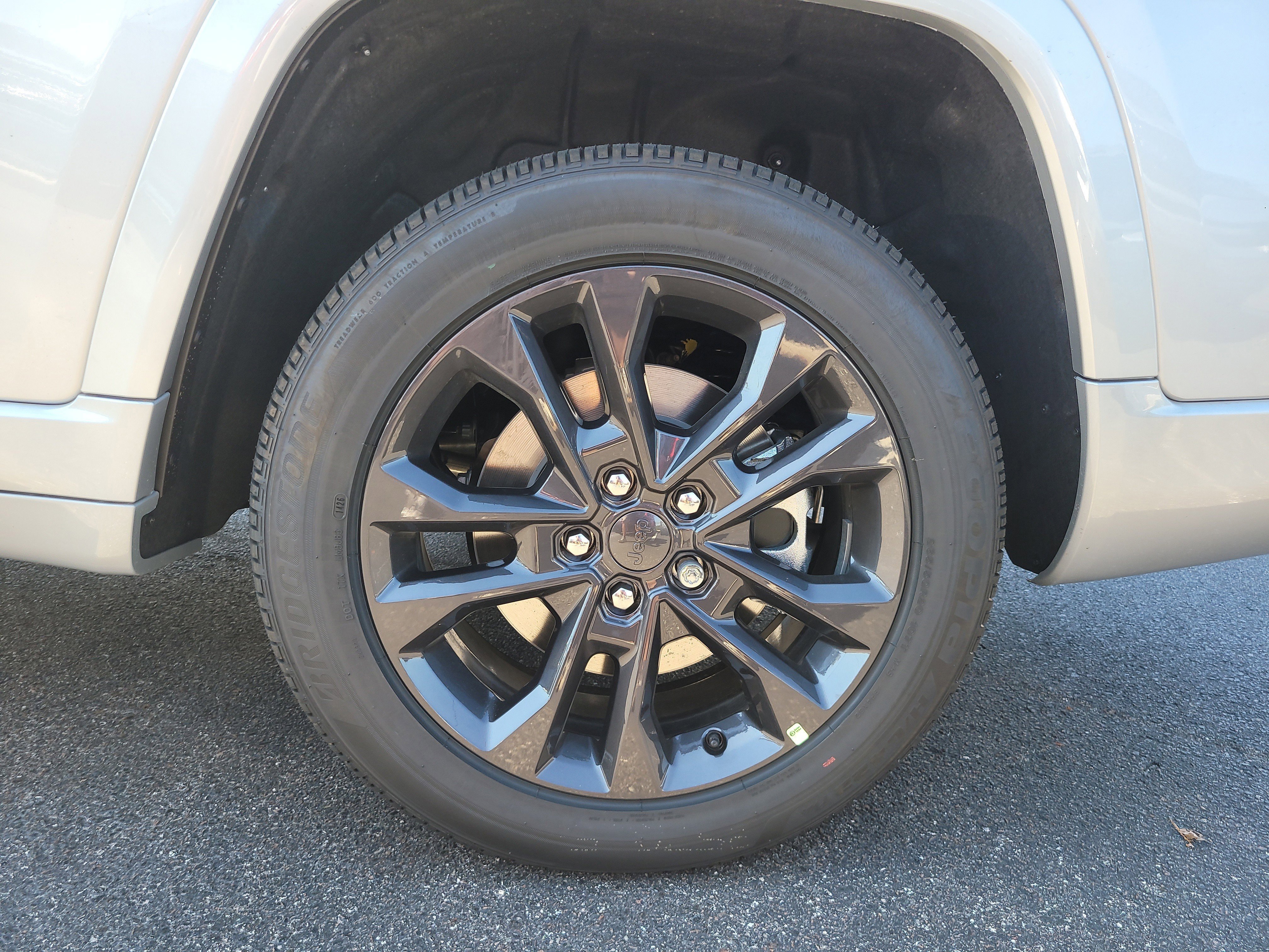 New 2026 Silver Zynith Exterior Paint Jeep Limited Reserve image 9