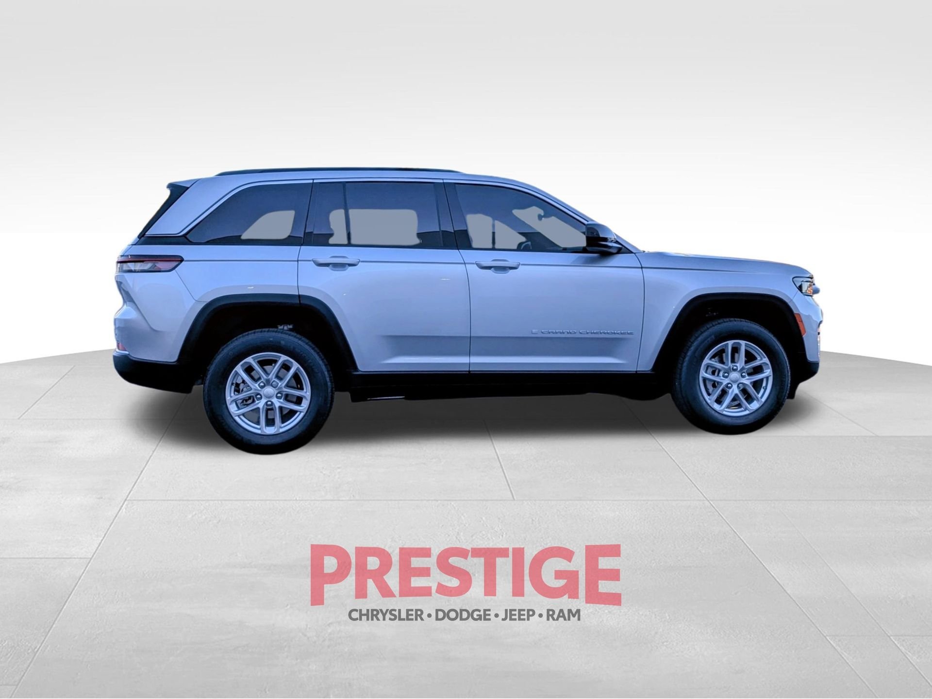 New 2026 Silver Zynith Exterior Paint Jeep Laredo X image 4