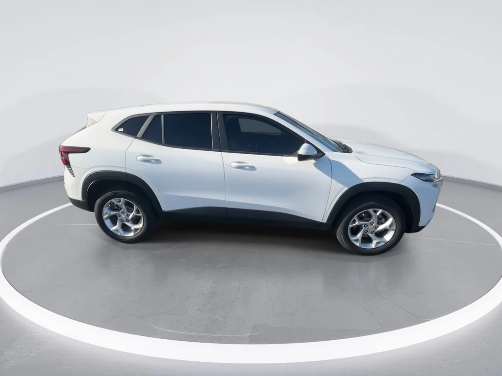 Used 2025 White Chevrolet LS image 9
