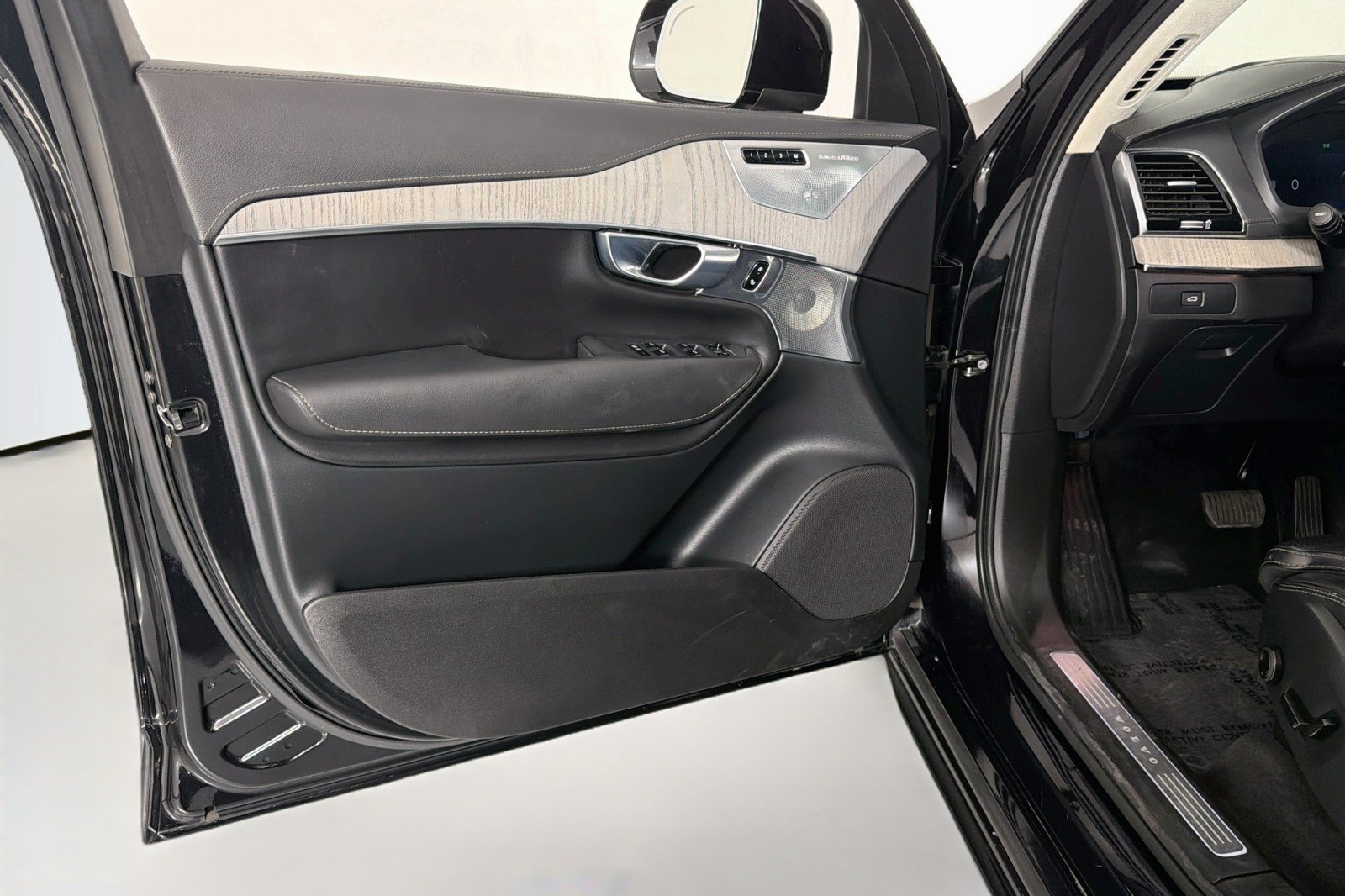 Used 2024 Onyx Black Metallic Volvo Ultimate Bright Theme image 22