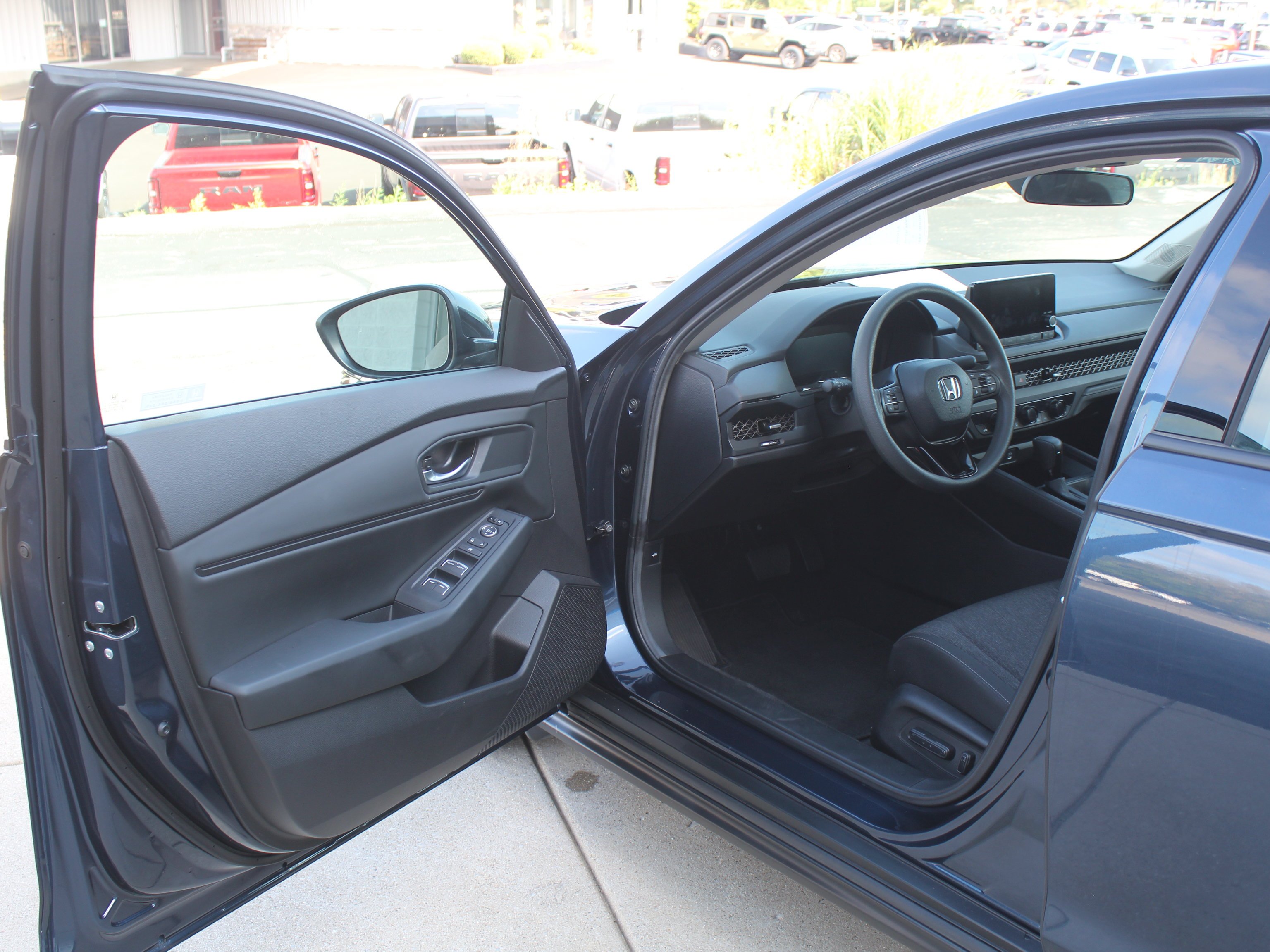 Used 2025 Blue Honda SE image 18