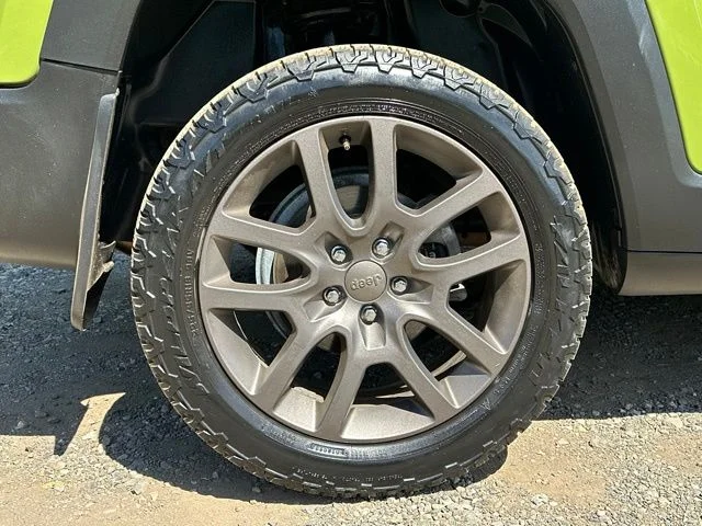 Used 2016 Jungle Green Jeep Latitude image 11