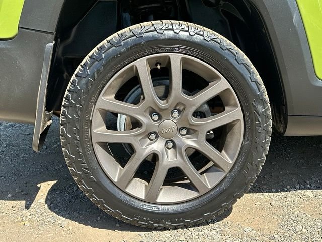 Used 2016 Jungle Green Jeep Latitude image 11