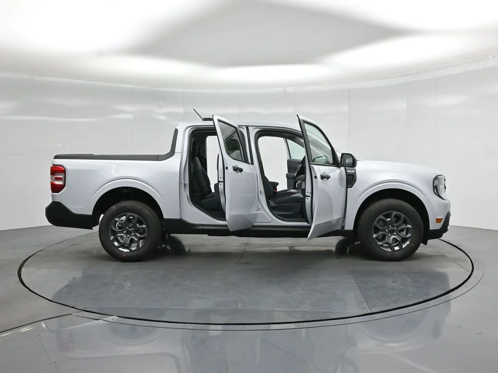 New 2026 Space White Metallic Ford XLT image 4