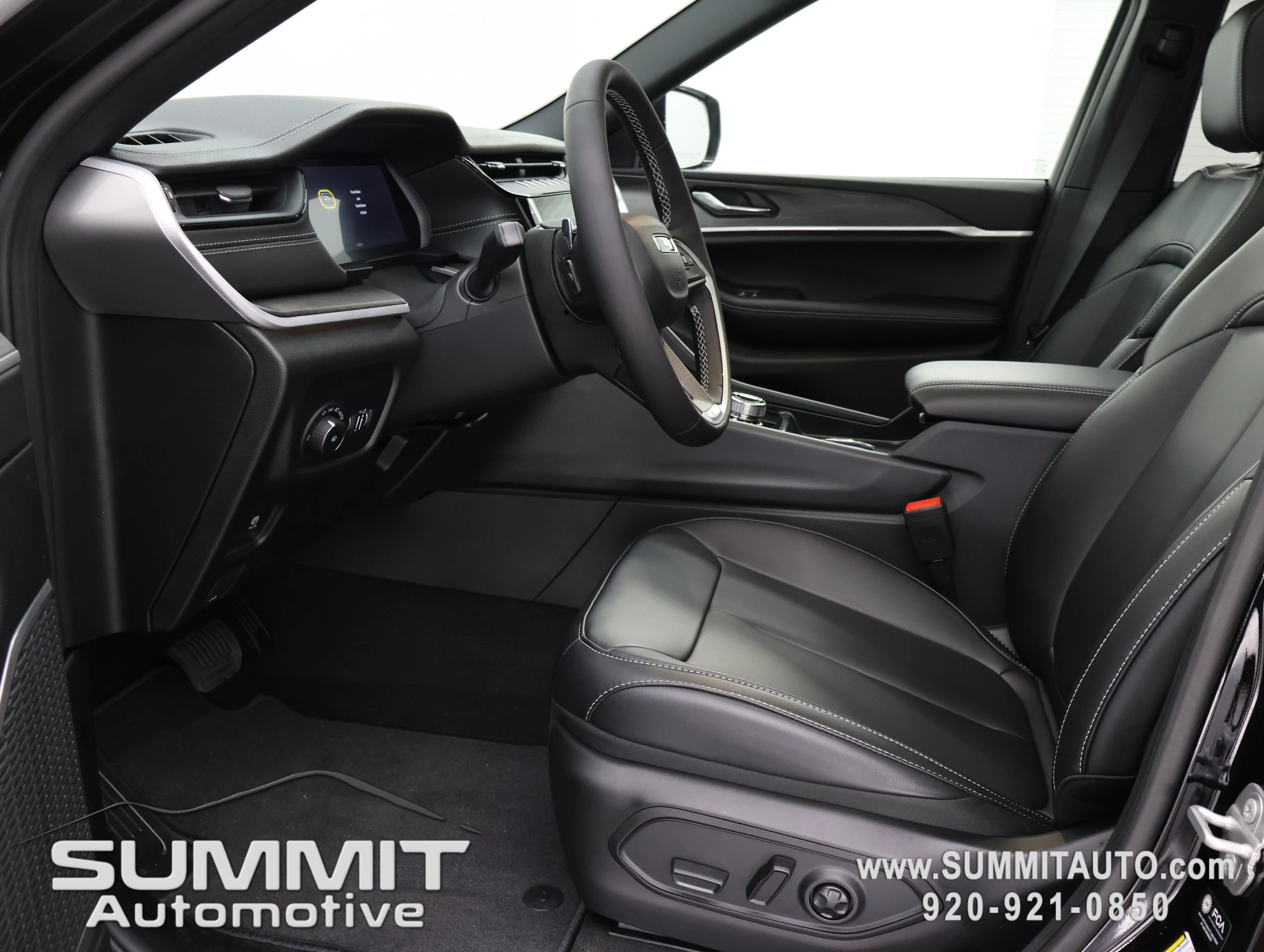 New 2026 Diamond Black Crystal Pearl-Coat Exterior Paint Jeep Limited image 7