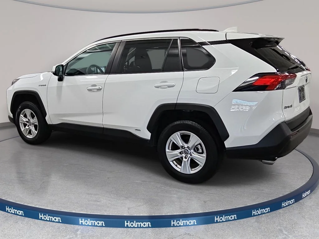 Used 2019 White Toyota XLE image 9