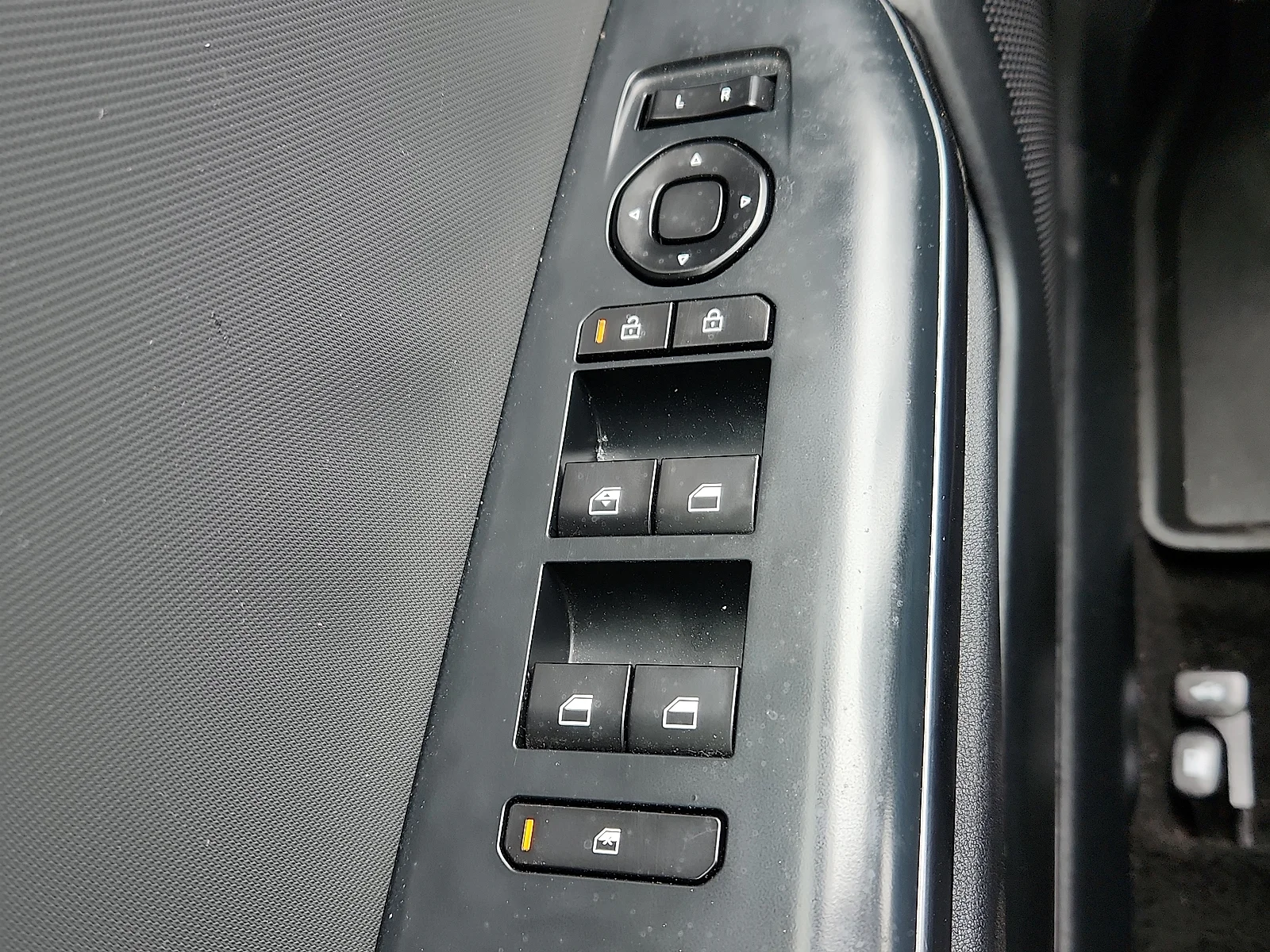 Used 2025 White Kia LXS image 22
