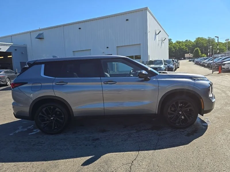 Used 2022  Mitsubishi SE image 9