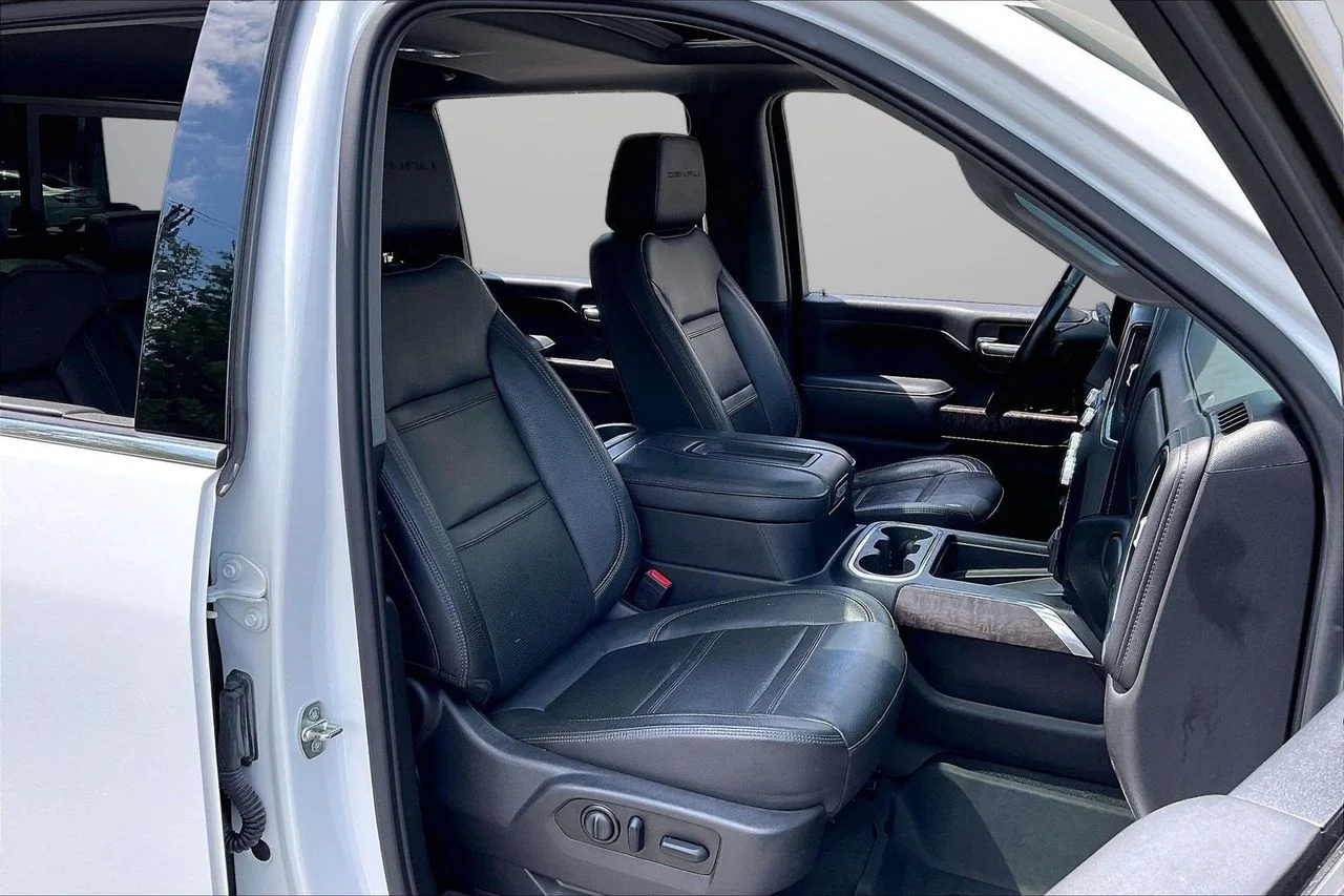 Used 2021 White GMC Denali image 24