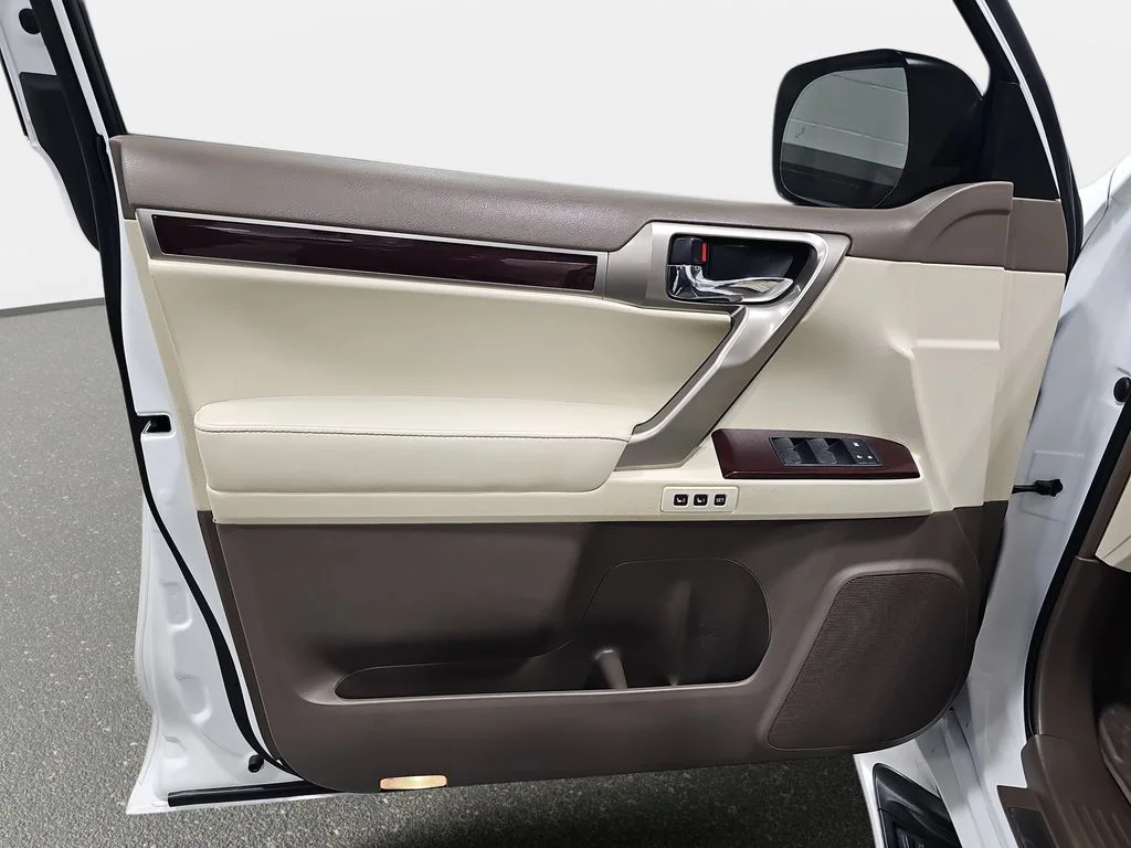 Used 2019 White Lexus 460 image 29