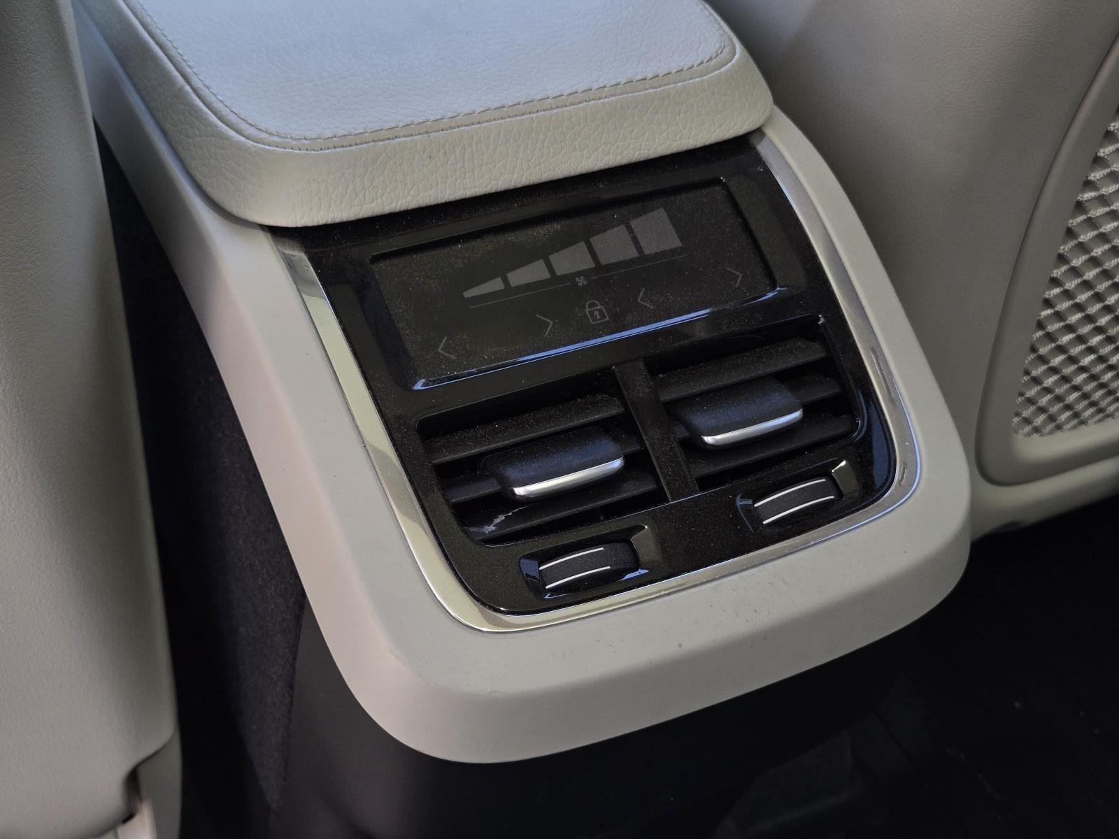 Used 2022 Crystal White Metallic Volvo Momentum image 32