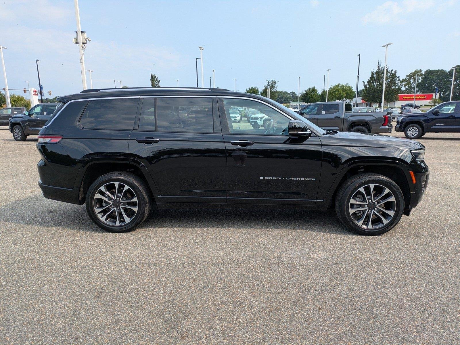 Used 2023 Diamond Black Crystal Pearlcoat Jeep Overland image 3