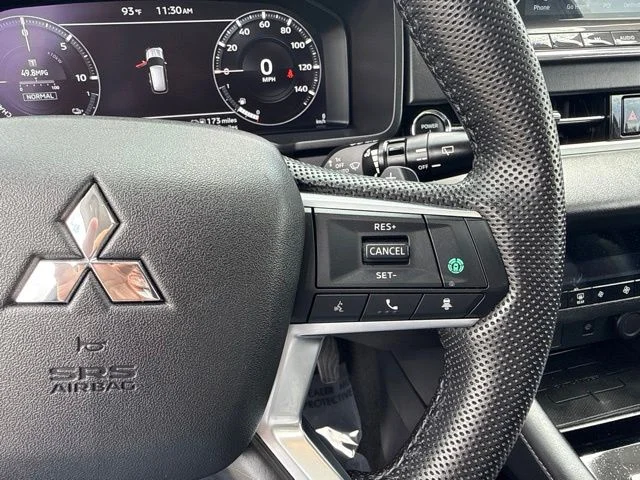 Used 2023 White Mitsubishi SE image 28