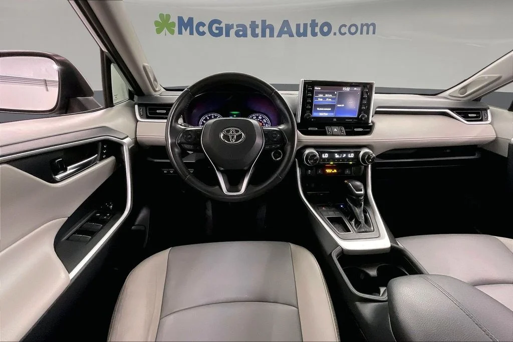 Used 2019 Silver Toyota XLE Premium image 7