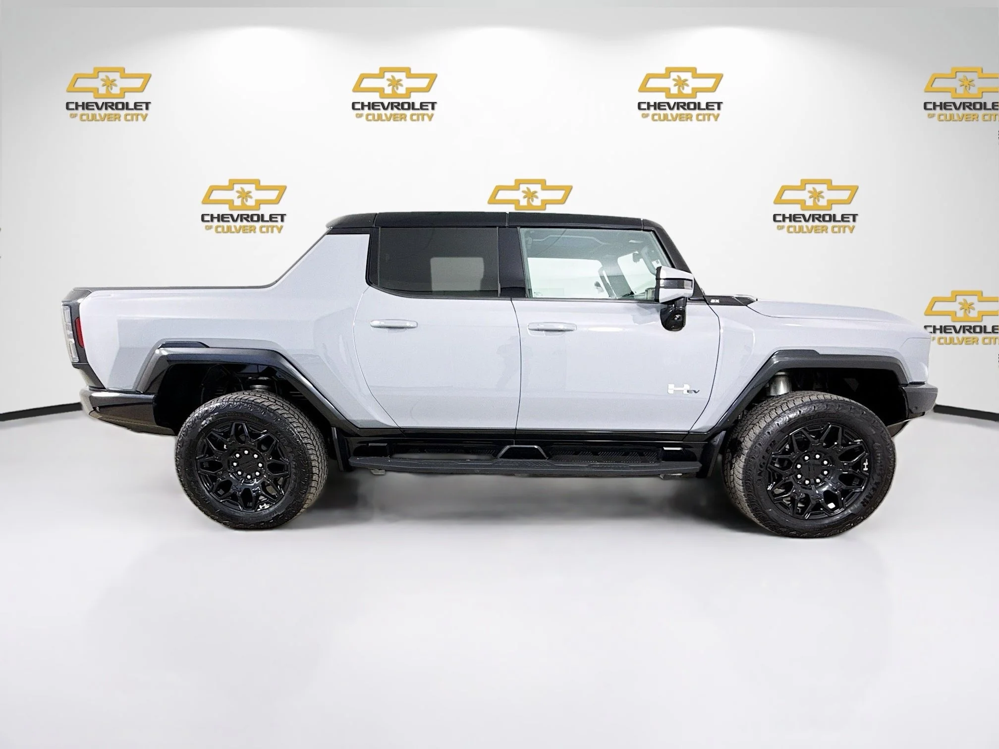 Used 2025 Meteorite Metallic (Grey) GMC 2X image 9