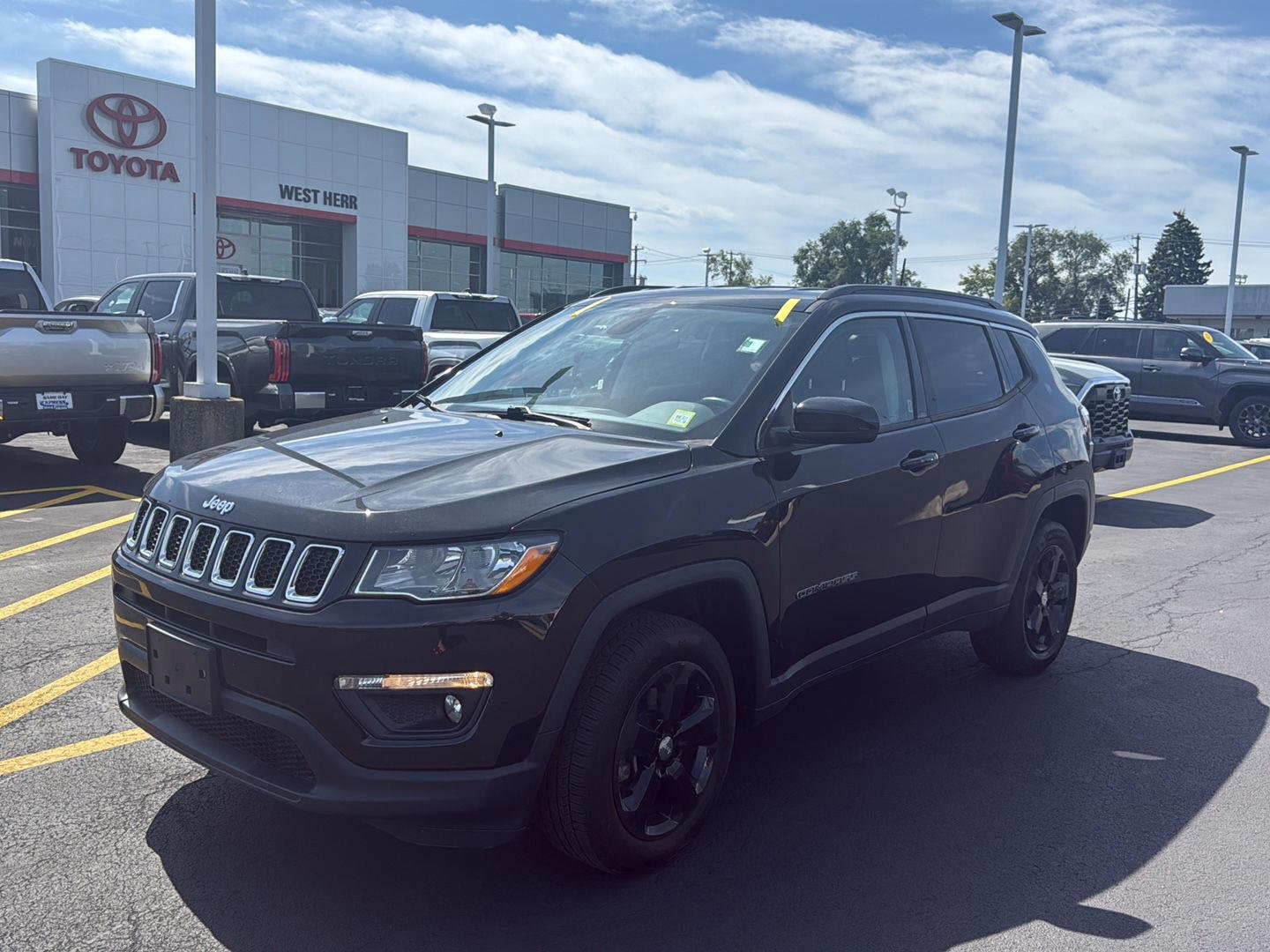 Used 2018 Diamond Black Crystal Pearlcoat Jeep Latitude image 7