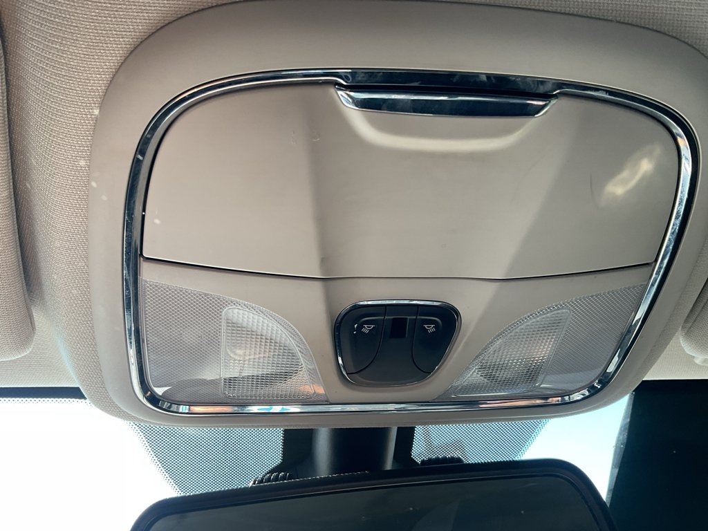 Used 2015 Brilliant Black Crystal Pearlcoat Jeep Latitude image 19