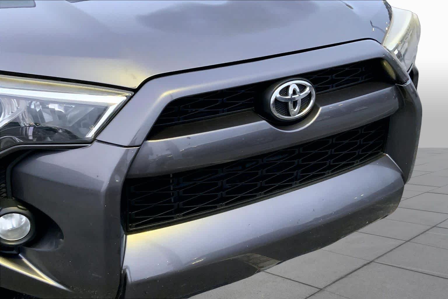 Used 2018 Magnetic Gray Metallic Toyota SR5 Premium image 27