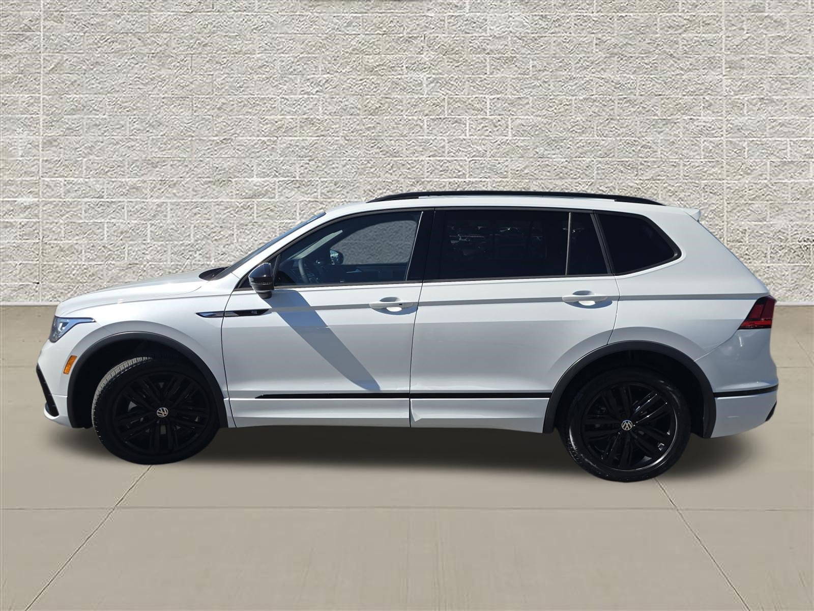 Certified Used 2022 Oryx White Pearl Volkswagen SE R-Line Black image 4