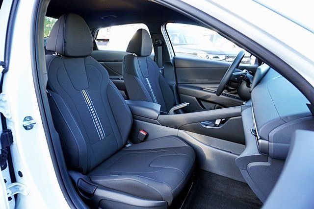 Used 2026 White Hyundai SEL Sport image 11