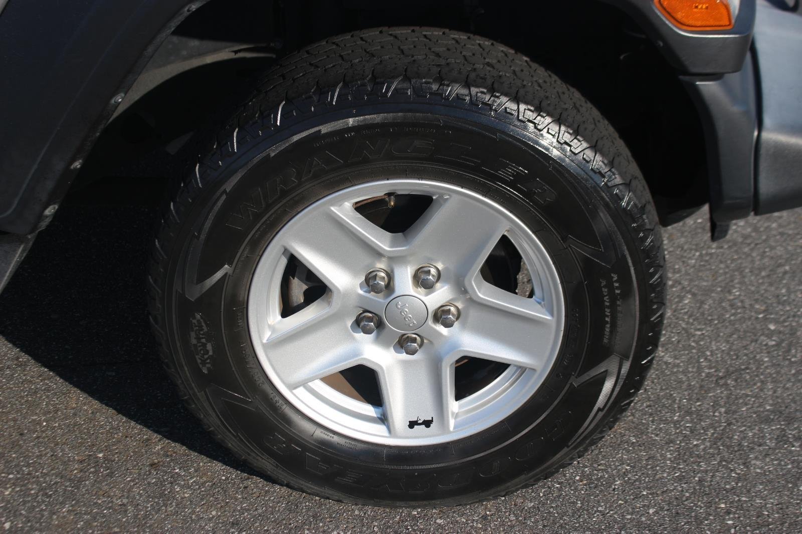 Used 2020 Silver Jeep Sport S image 32