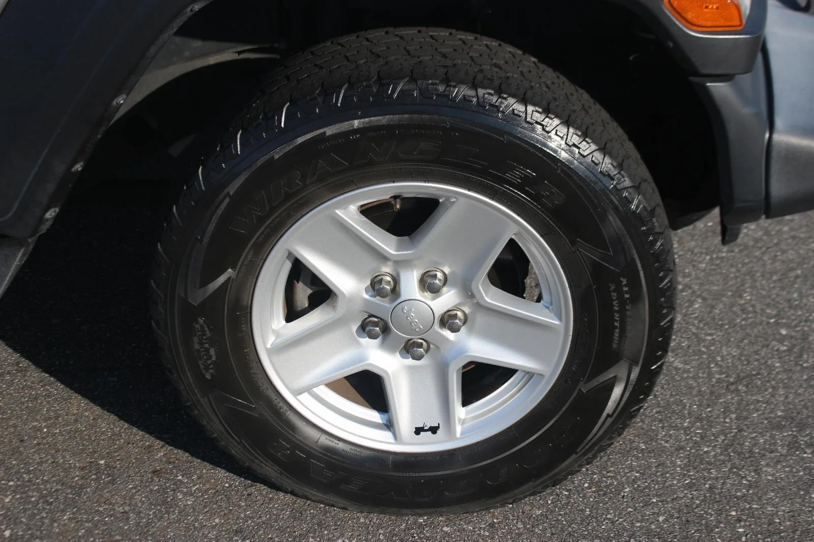 Used 2020 Silver Jeep Sport S image 32