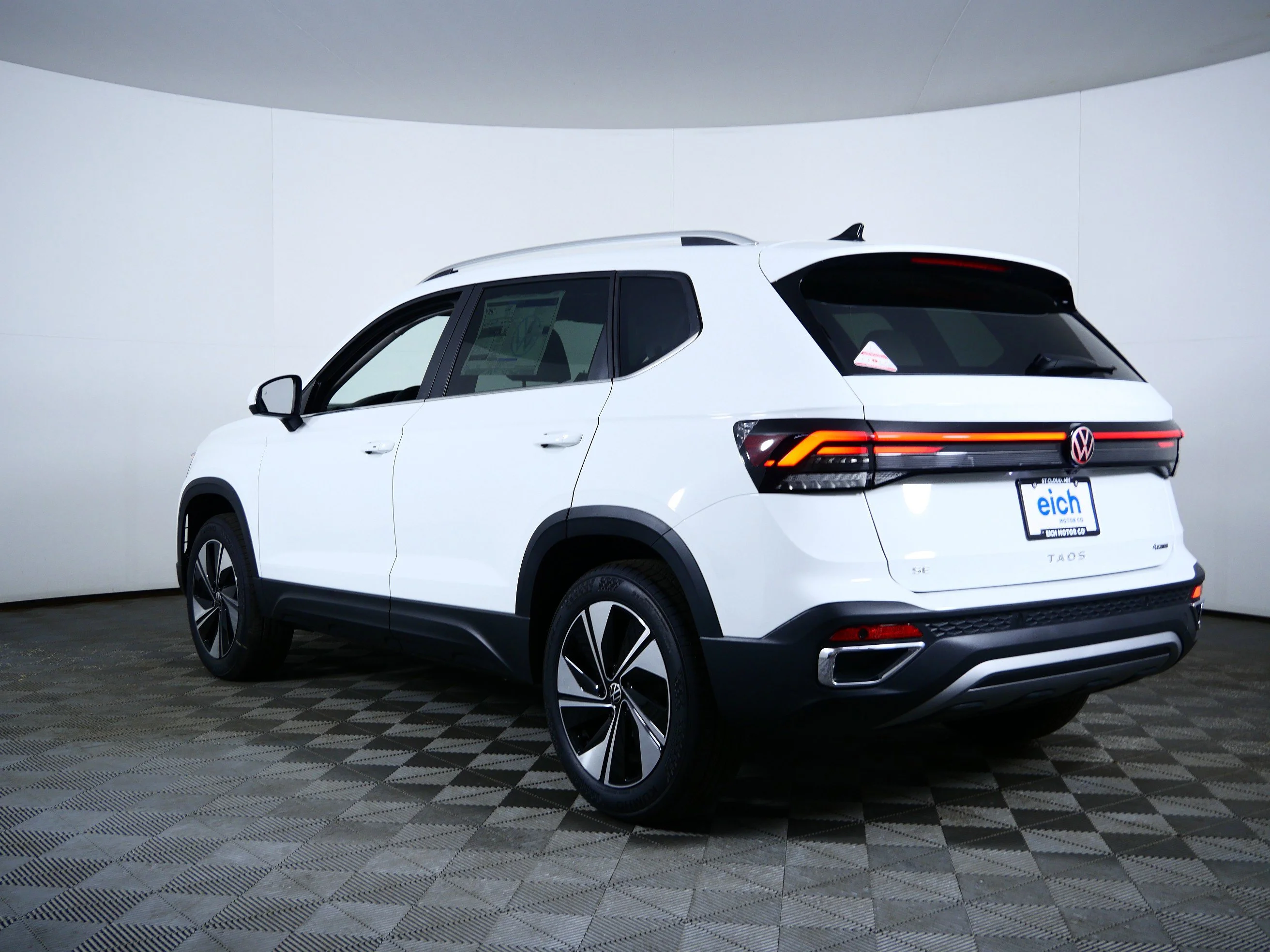 New 2026 Pure White Volkswagen SE image 5