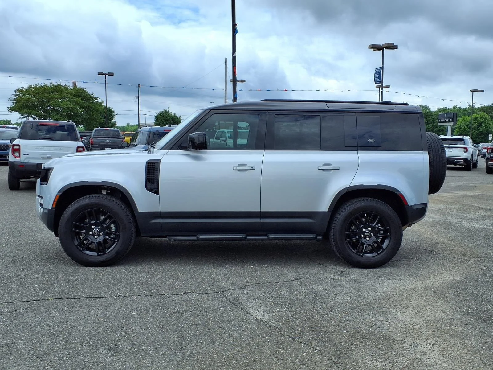 Used 2021 Hakuba Silver Metallic Land Rover S image 3