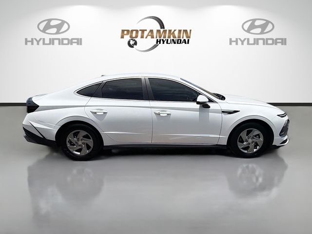 Used 2025 White Hyundai SE image 4