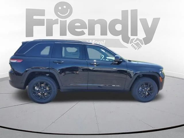 New 2026 Diamond Black Crystal Pearl-Coat Exterior Paint Jeep Laredo Altitude image 6