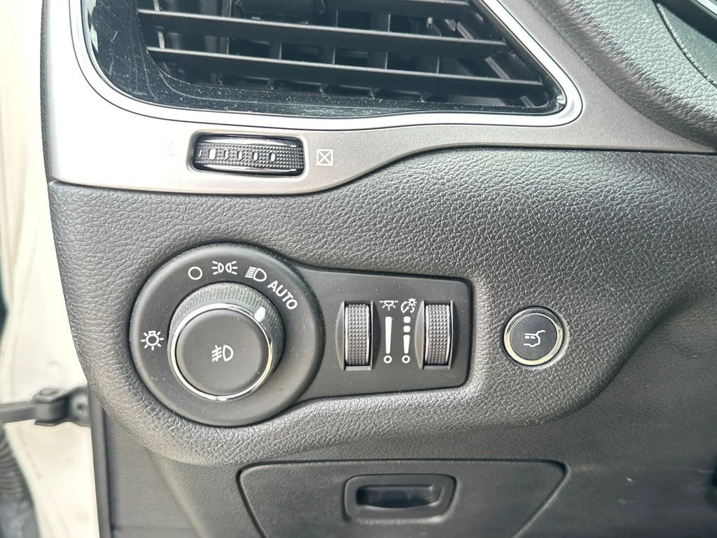 Used 2019 White Jeep Limited image 18