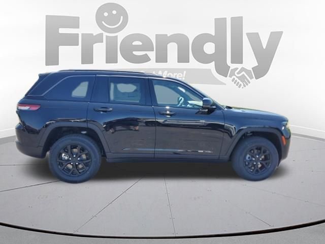 New 2026 Diamond Black Crystal Pearl-Coat Exterior Paint Jeep Laredo Altitude image 6