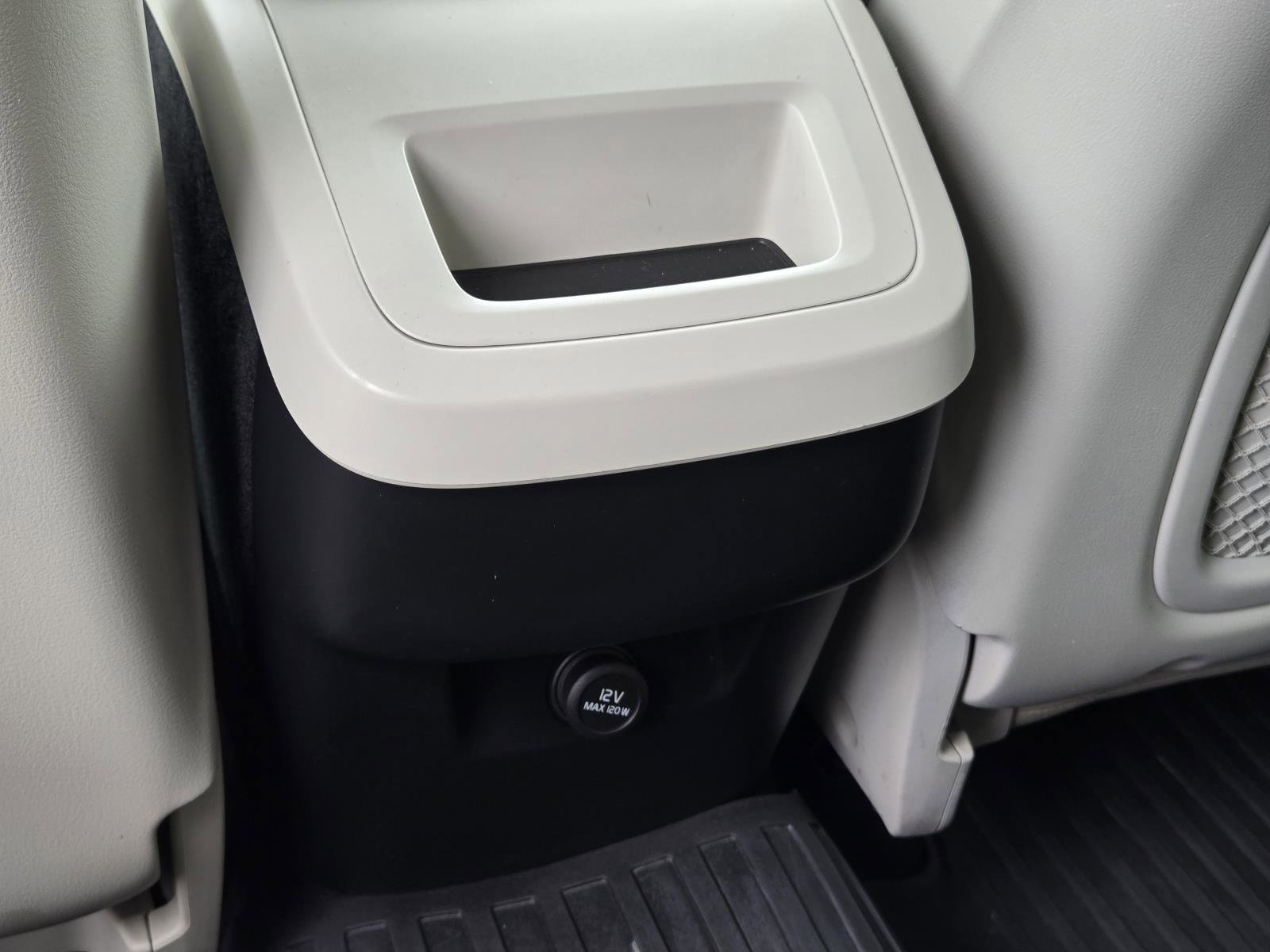 Used 2020 Crystal White Volvo Momentum image 32