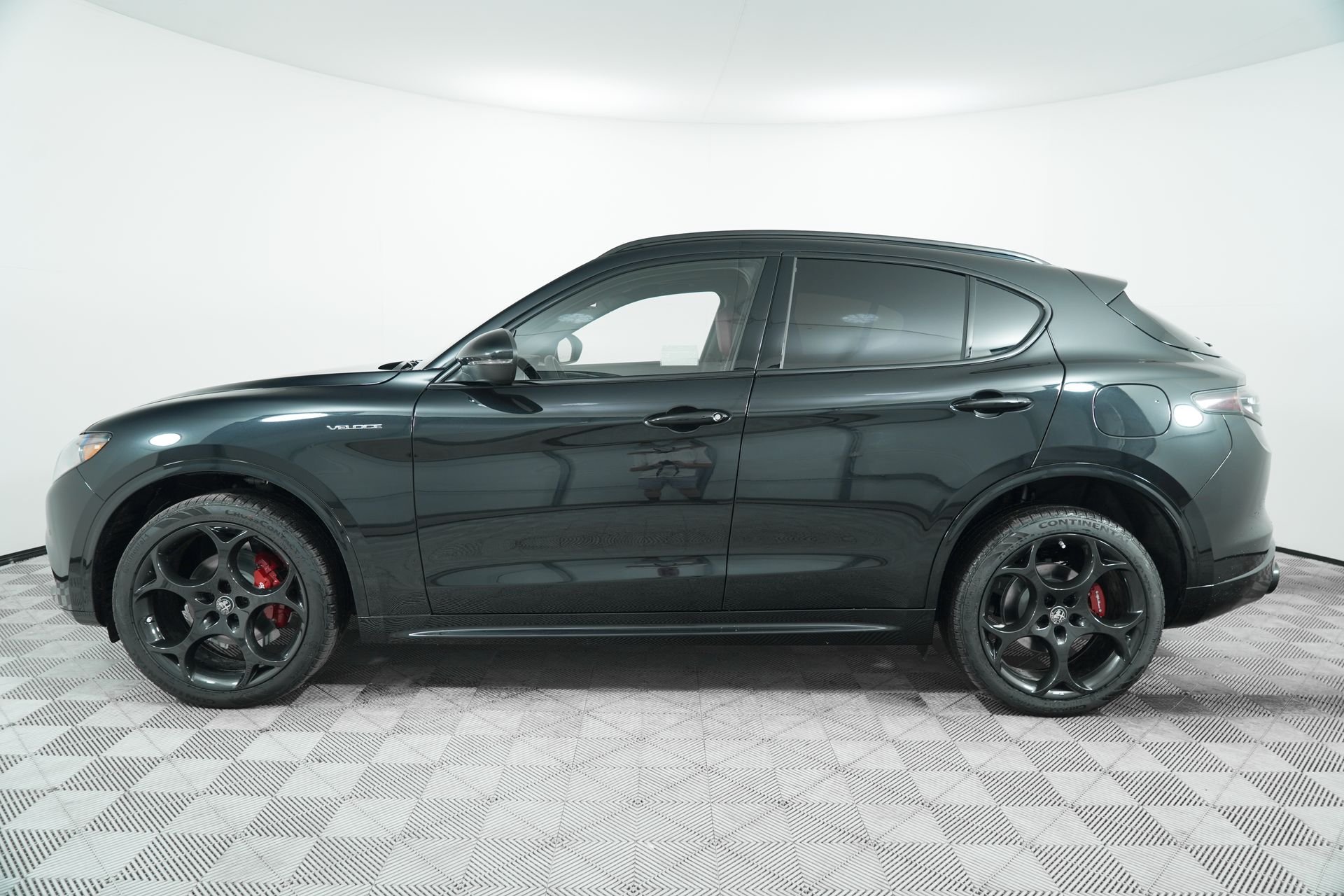 2025 Alfa Romeo Stelvio photo 4