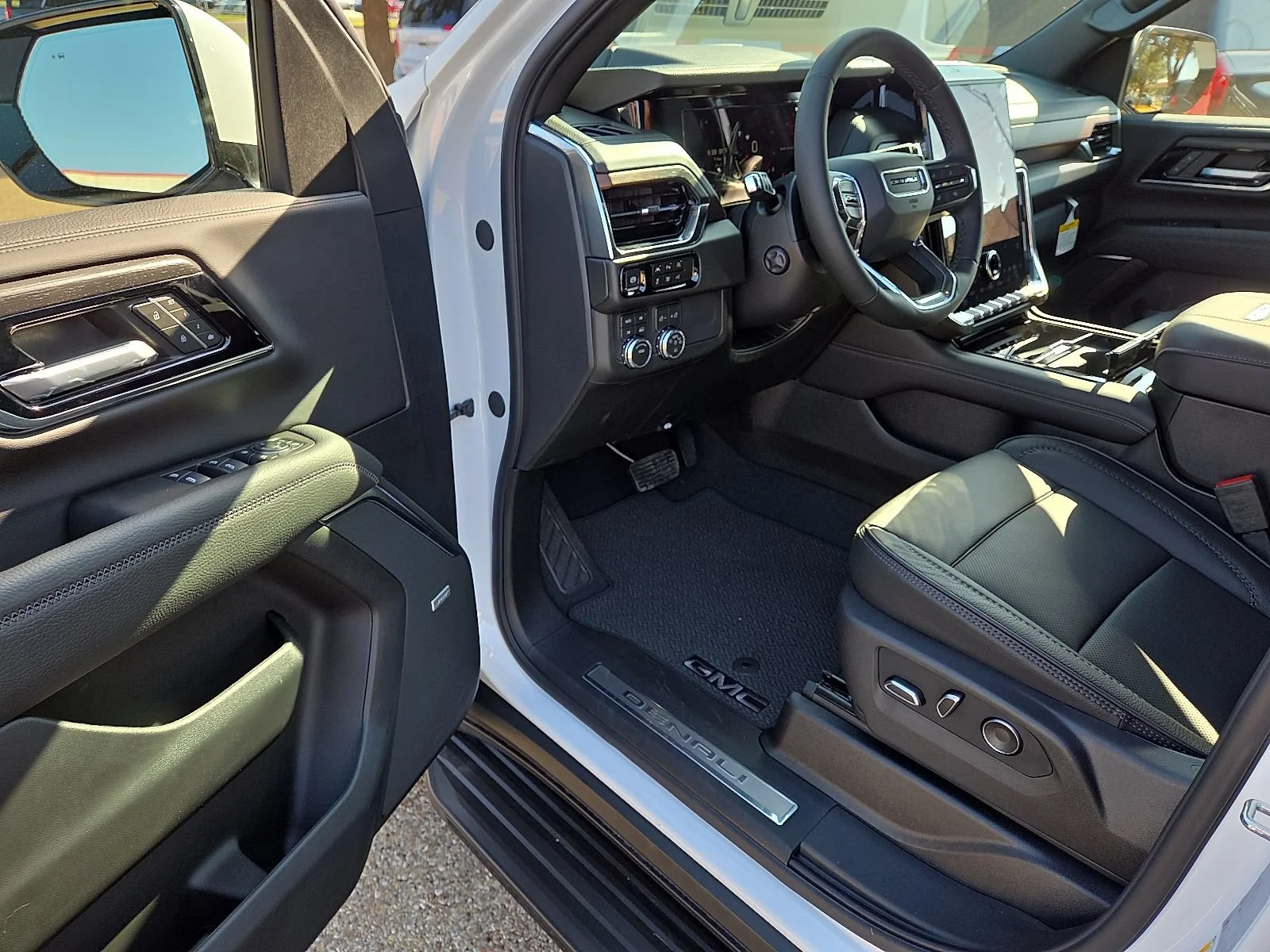2026 GMC Yukon Denali - Photo 11