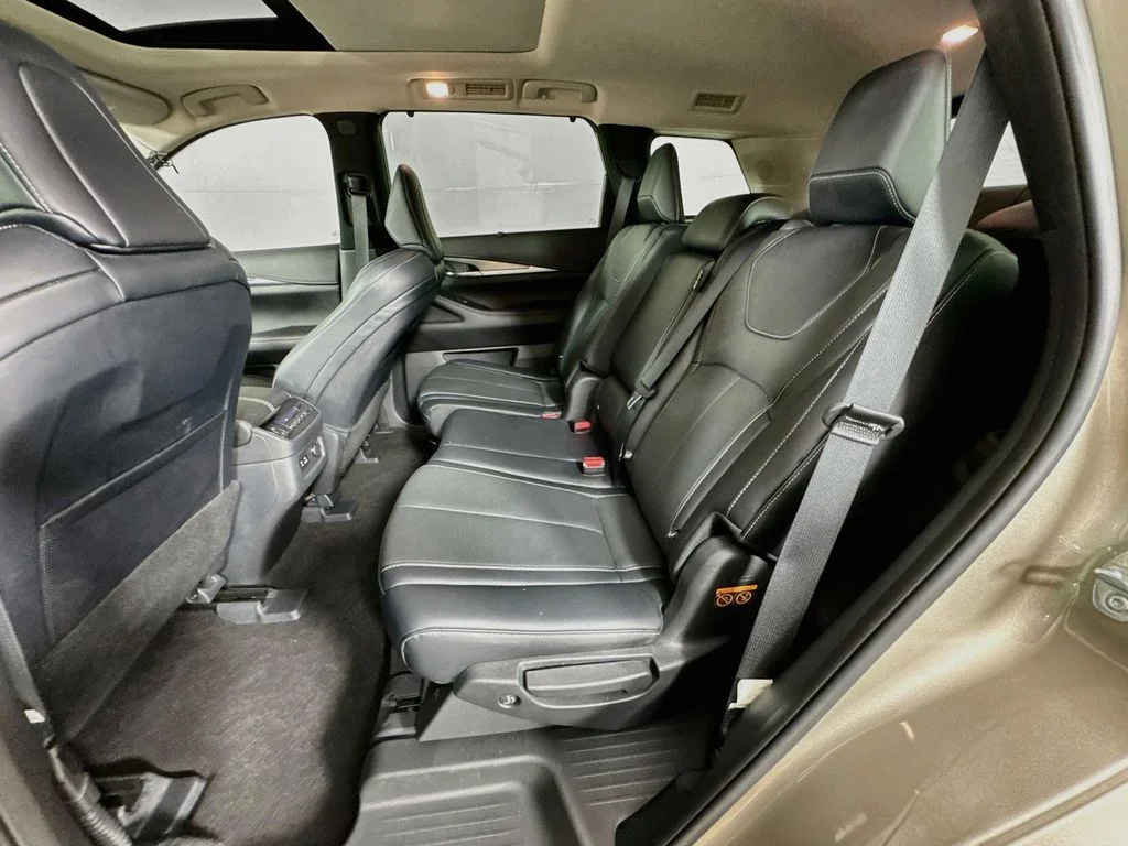 Certified Used 2023 Silver INFINITI LUXE image 33