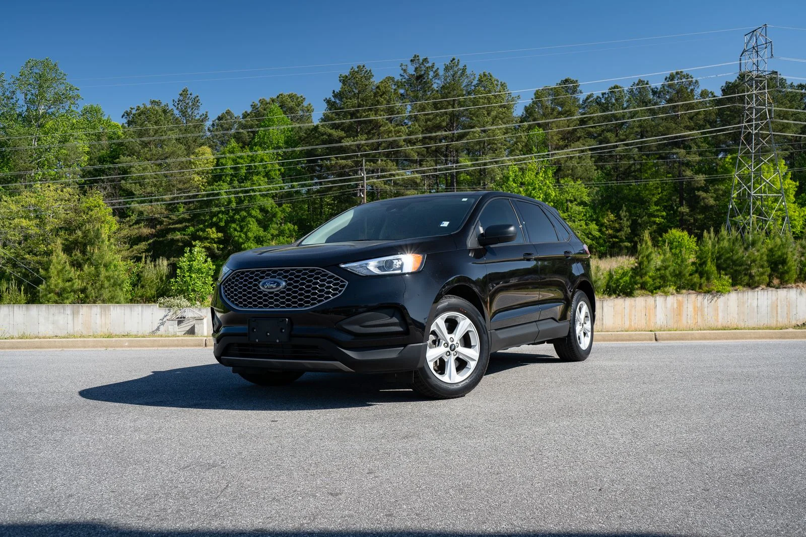 Used 2023 Black Ford SE image 1