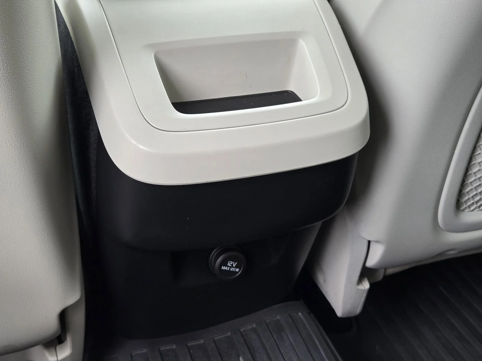 Used 2020 Crystal White Volvo Momentum image 32