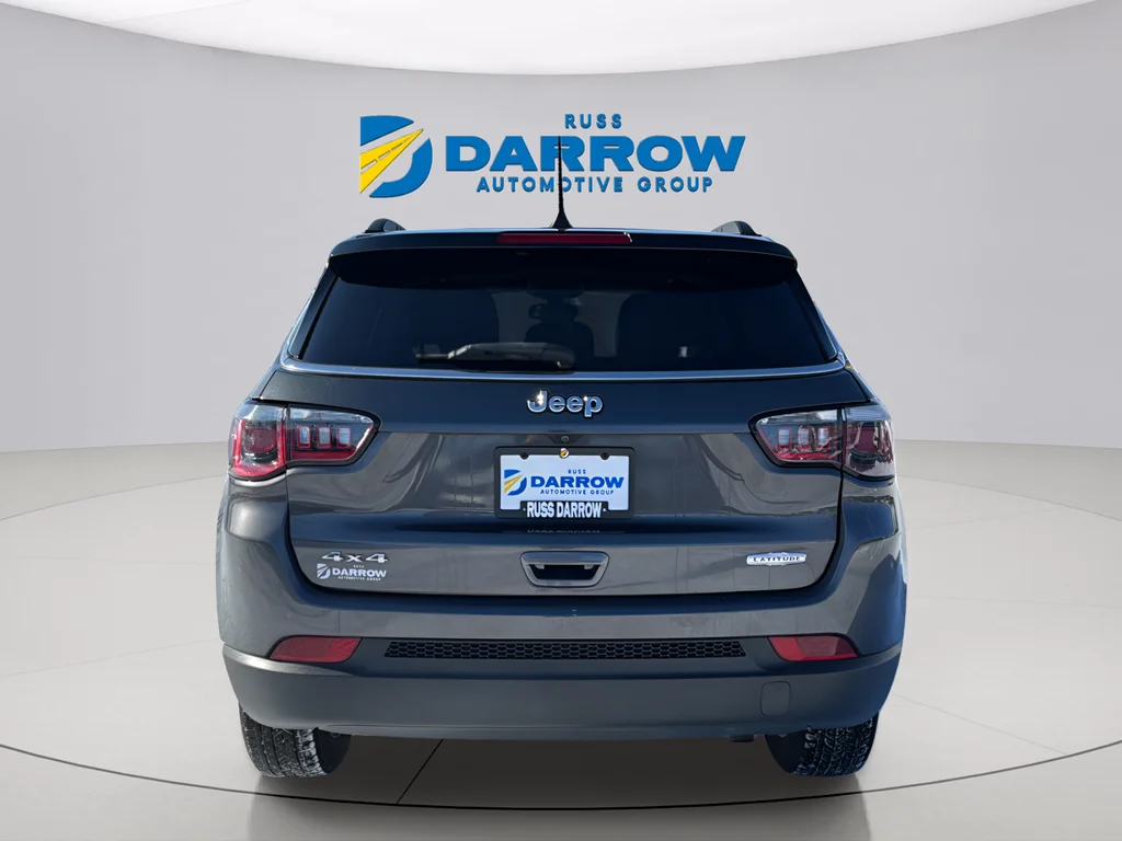 Used 2018 Gray Jeep Latitude image 4