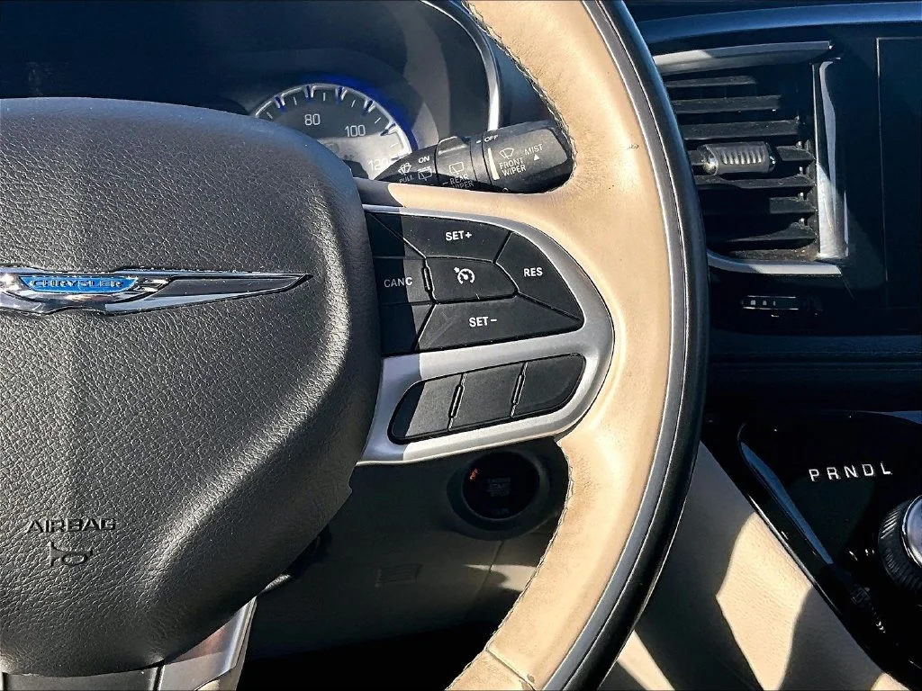 Used 2018 White Chrysler Limited image 18