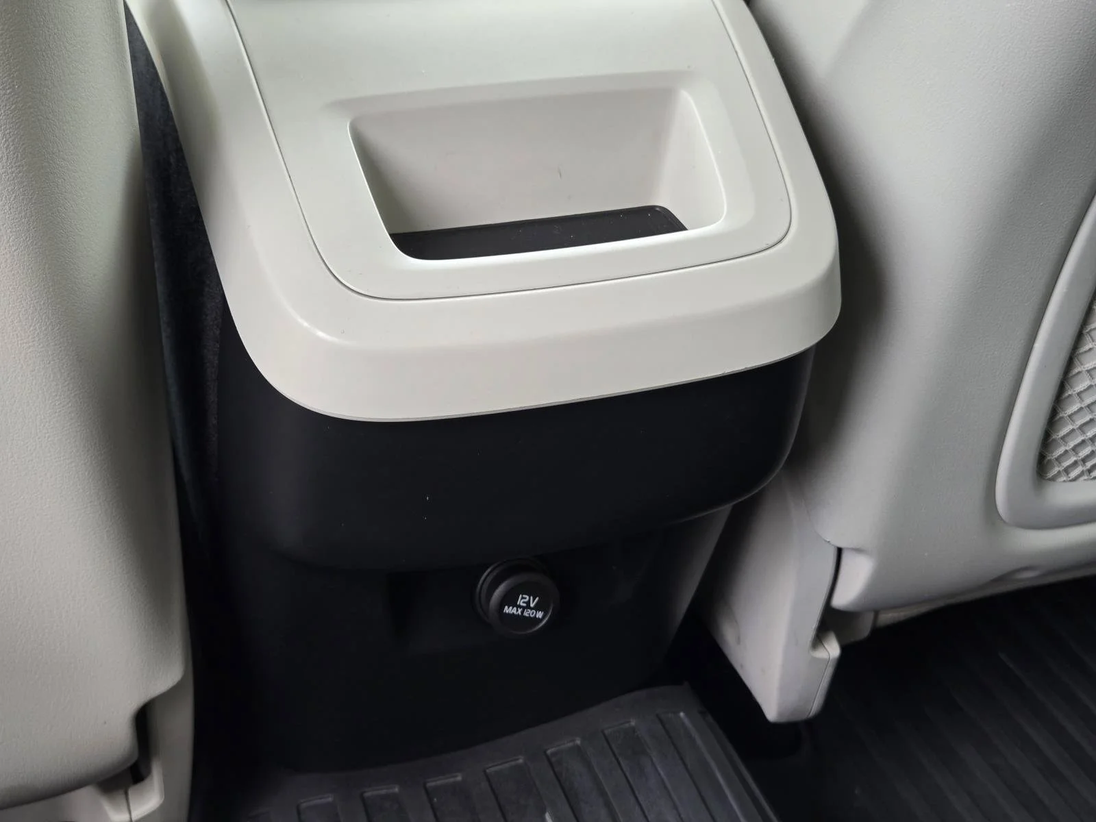 Used 2020 Crystal White Volvo Momentum image 32