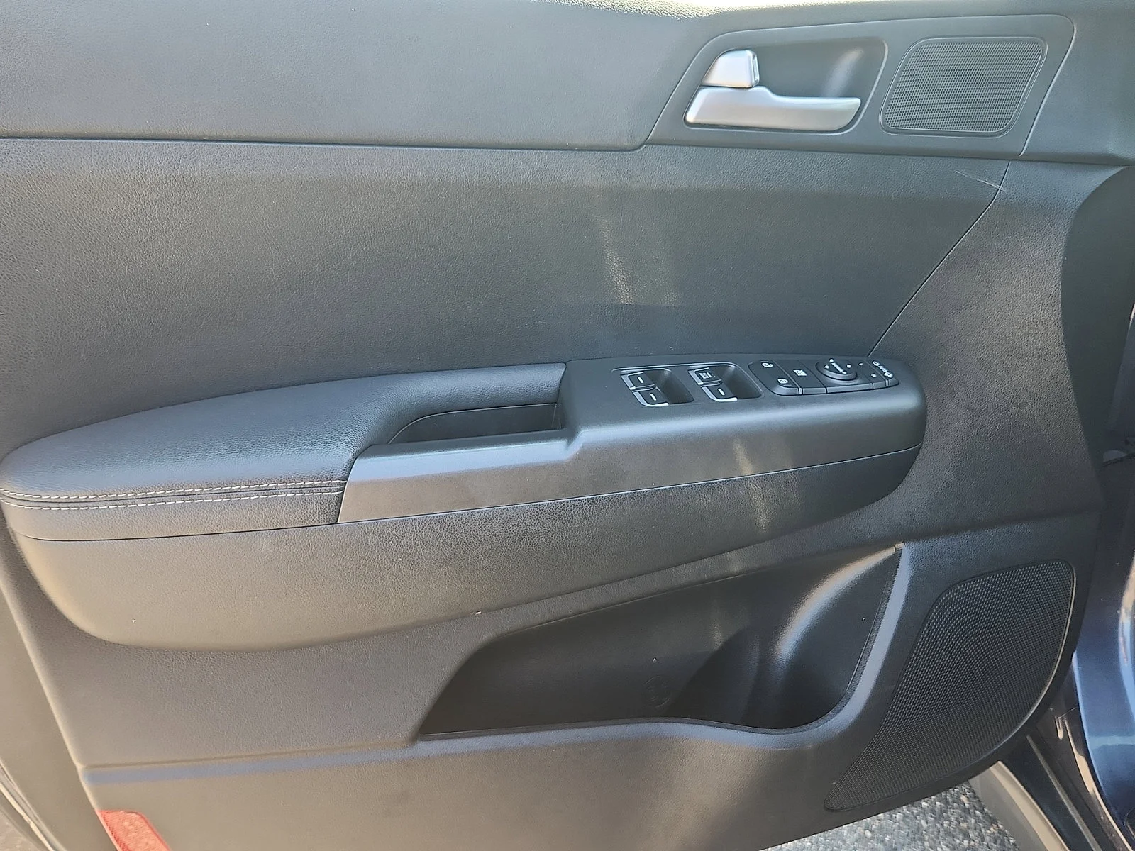 Used 2022 Pacific Blue Kia LX image 12