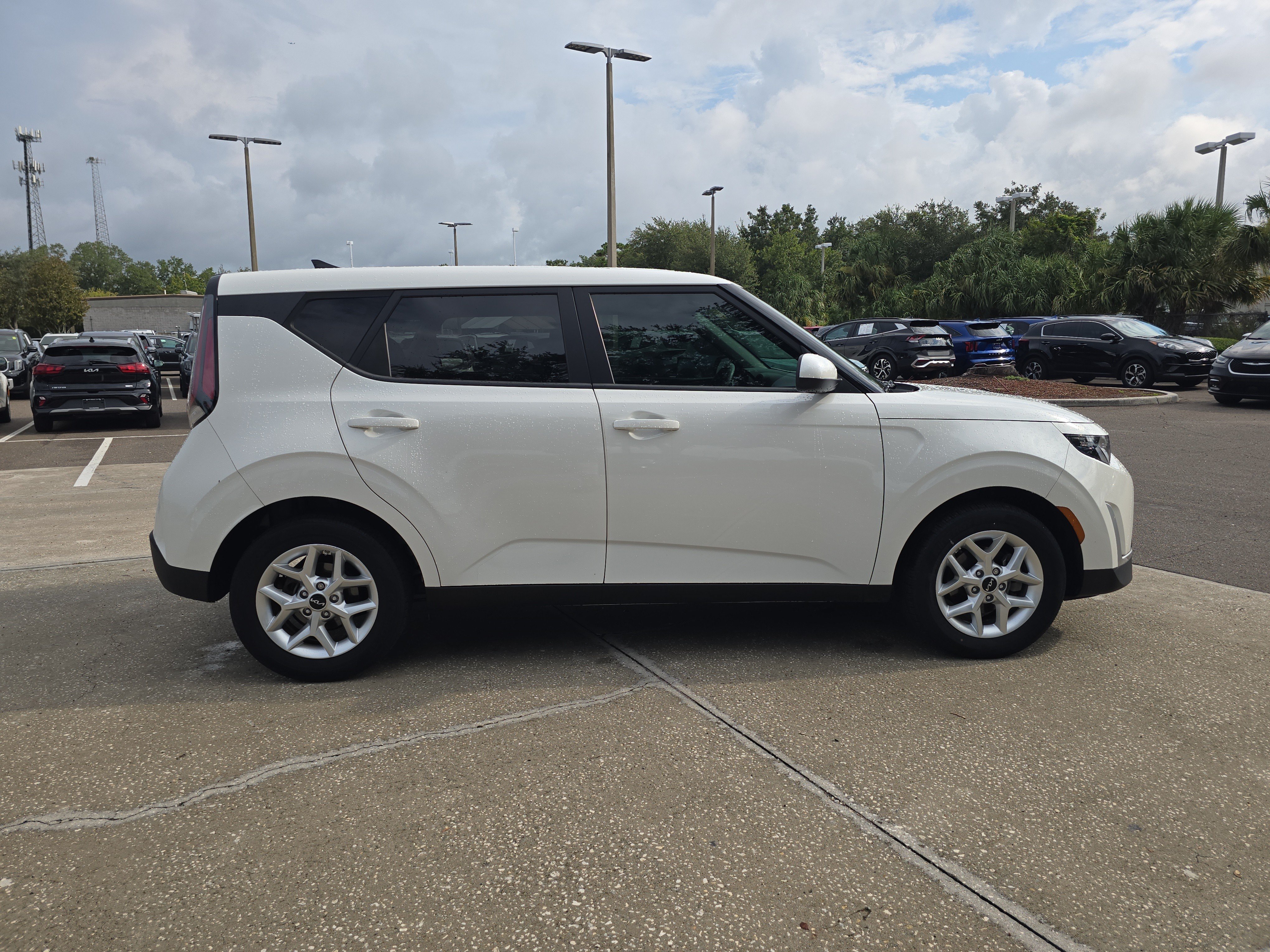 Used 2024 Snow White Pearl Kia LX image 9